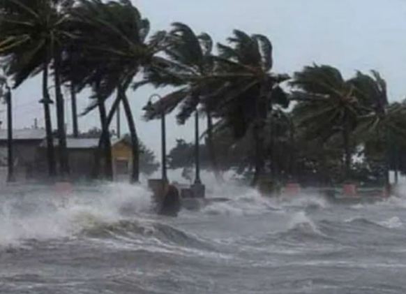 بھارتی گجرات: طاقتور سمندری طوفان بائپر جوائے بھارتی ریاست گجرات کے ساحل کے قریب پہنچ گیا جب کہ تیز رفتار گرد آلود ہواؤں اور سمندری تھپیڑوں سے کم سے کم 7 افراد اپنی جانوں سے پہلے ہی ہاتھ دھو چکے ہیں۔