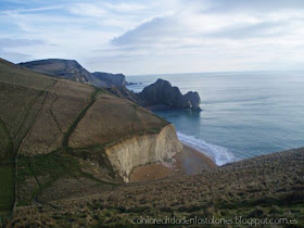 Cala o ensenada de Lulworth y en primer plano el arco de piedra caliza. Lulworth Cove & Durdle Door en Dorset, Inglaterra (Costa Jurásica, Jurassic Coast)