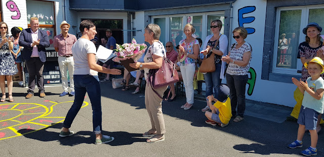 Inauguration de la nouvelle cour de récréation peinte par Ben Heine avec et pour les élèves et présentation du nouveau projet pédagogique de l'Ecole Communale d'Eprave en présence de Madame la Bourgmestre de Rochefort Corine Mullens,