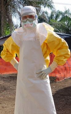 Profissional de saúde com máscara de proteção contra a doença Ebola.