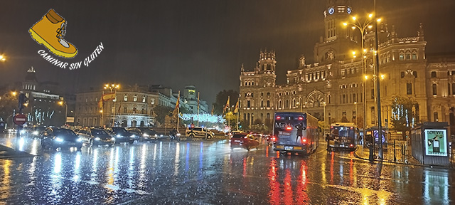 La lluvia sobre al Plaza de la Cibeles de Madrid el 30 de noviembre 2023