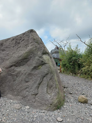 Batu hasil muntahan erupsi Gunung Merapi ini terdapat ornamen yang mirip mata, hidung dan mulut, sehingga mirip makhluk alien