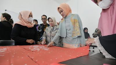 Ketua Dekranasda Jabar Resmikan Rumah Belajar Batik Tasikmalaya 