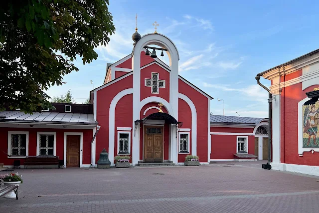 2-й Крестовский переулок, территория храма иконы Божией Матери «Знамение» в Переяславской слободе