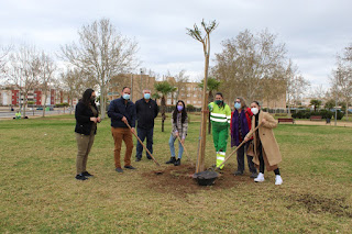 Foto de grupo de las autoridades y participantes plantando una jacaranda