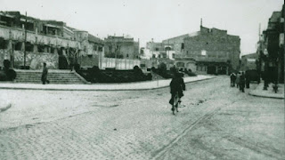 Plaça de l'Ajuntament a medio urbanizar (~1947)