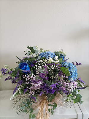 Centros y cajas con flores silvestres y rosas para regalar en cualquier momento