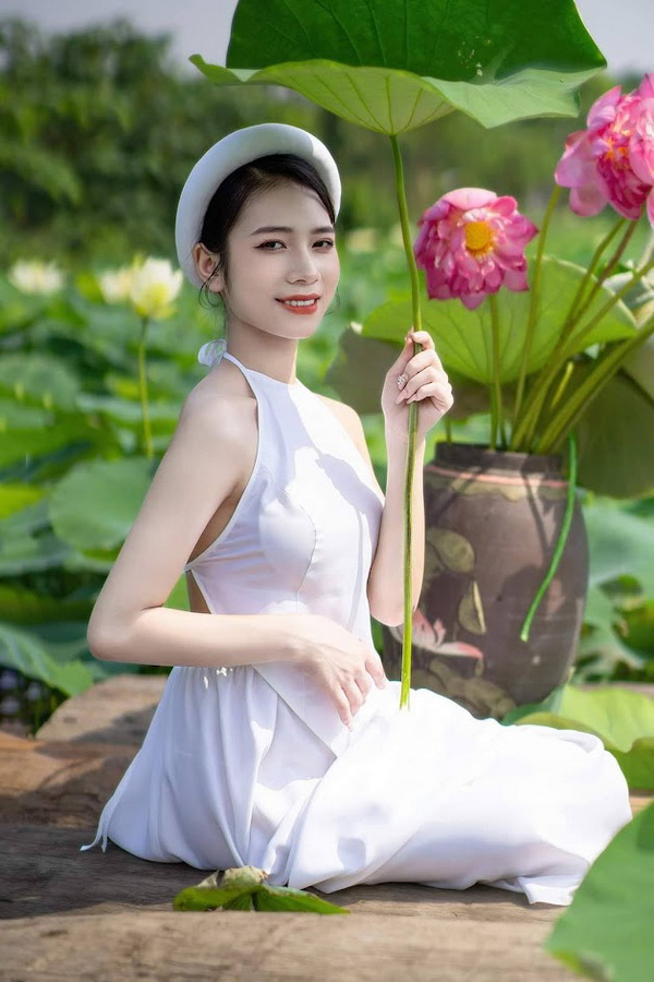 Thiếu nữ áo yếm trắng