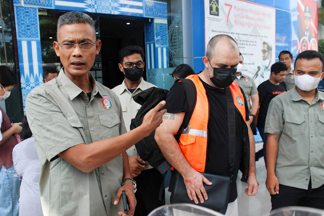 Imigrasi Mataram deportasi WNA Inggris karena bakar villa saat mabuk