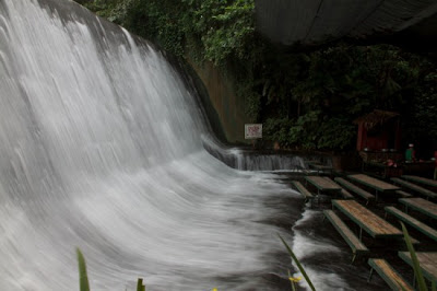 Restoran di Bawah Air Terjun Pertama di Dunia