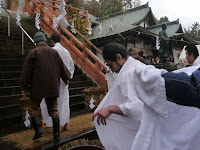 浴衣を羽織るがフンドシは濡れている