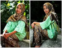 model memakai baju kurung kedah