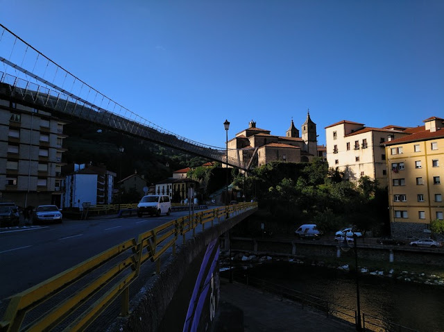 Cangas del Narcea por el Puente Colgante con la Colegiata de Santa María Magdalena al fondo