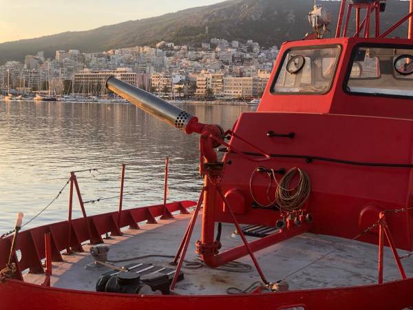 Στο λιμάνι της Καβάλας έδεσε το πυροσβεστικό πλοίο «Πετράκης»