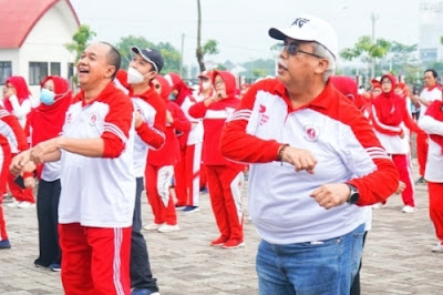 Wakbup Banyumas, Drs. Sadewo Tri Lastiono dan Sekda Banyumas Wahyu Budi Saptono ikuti senam jantung.