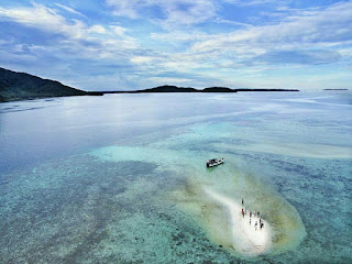 Foto Pantai pulau karimun jawa