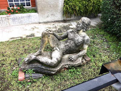 Relining nude statue in Tababela Ecuador