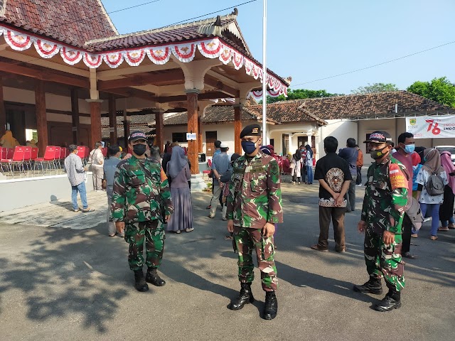 Babinsa Koramil 11 Polokarto Bantu jalannya Vaksinasi di Kantor Kecamatan Polokarto