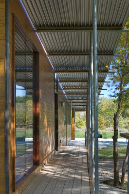 wood LEED House “Like A Houseboat”