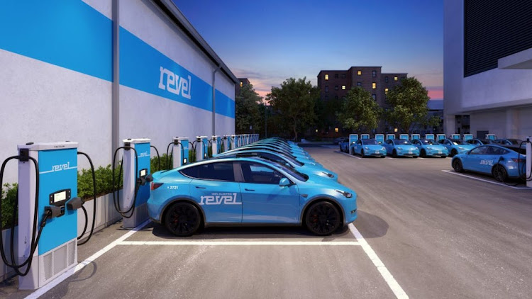 Зарядных хаб Revel с авто Tesla Model Y