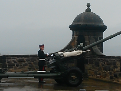 【印刷可能】 edinburgh castle one o'clock gun 106122-Edinburgh castle one o clock gun