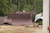 Viral di Sosmed, Detik-detik Dua Rumah Warga Terbawah Arus dan Sejumlah Motor Akibat Banjir di Kolaka