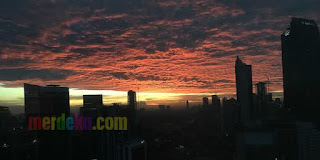 http://www.merdeka.com/peristiwa/langit-jakarta-sore-ini-dramatis-bak-di-film-independence-day.html