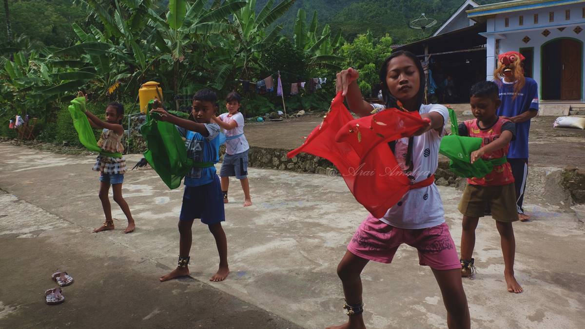 bocah Lenggoksono berlatih menari