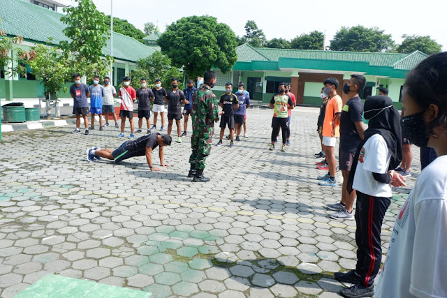 Serda Eko anggota Kodim Karanganyar memberikan contoh gerakan Push Up