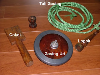 Set gasing uri, terdiri daripada Gasing, Cokok, Lopok dan Tali Gasing.