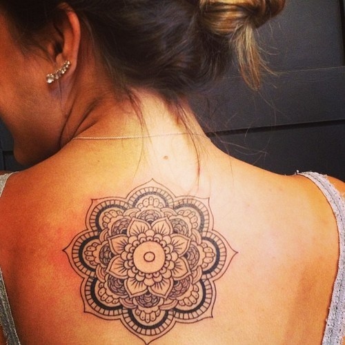 Tatuagens femininas de mandalas 