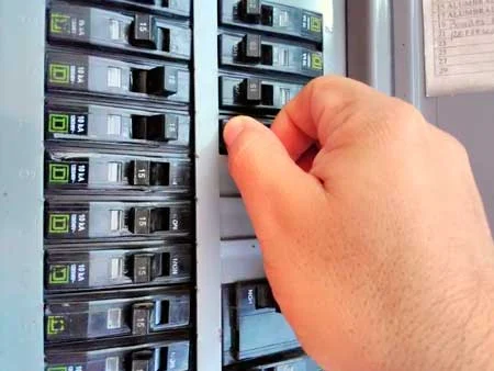 Instalaciones eléctricas residenciales - Desconectando el interruptor de circuito derivado