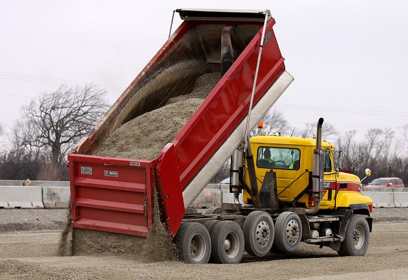 Gambar Truk Pasir mack