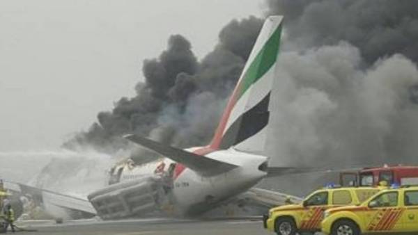 Mundo/Muere rescatista tras aterrizaje violento en Dubái