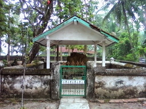 Bulupayung: Makam P. Trenggono dan Nyai Maduretno di Desa 