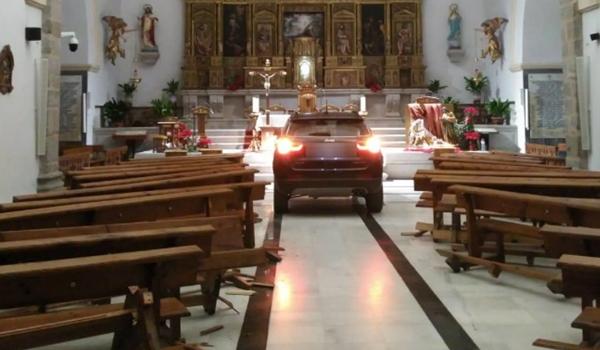 Homem invade igreja de carro alegando estar possuído pelo demônio e precisando de um exorcismo; assista