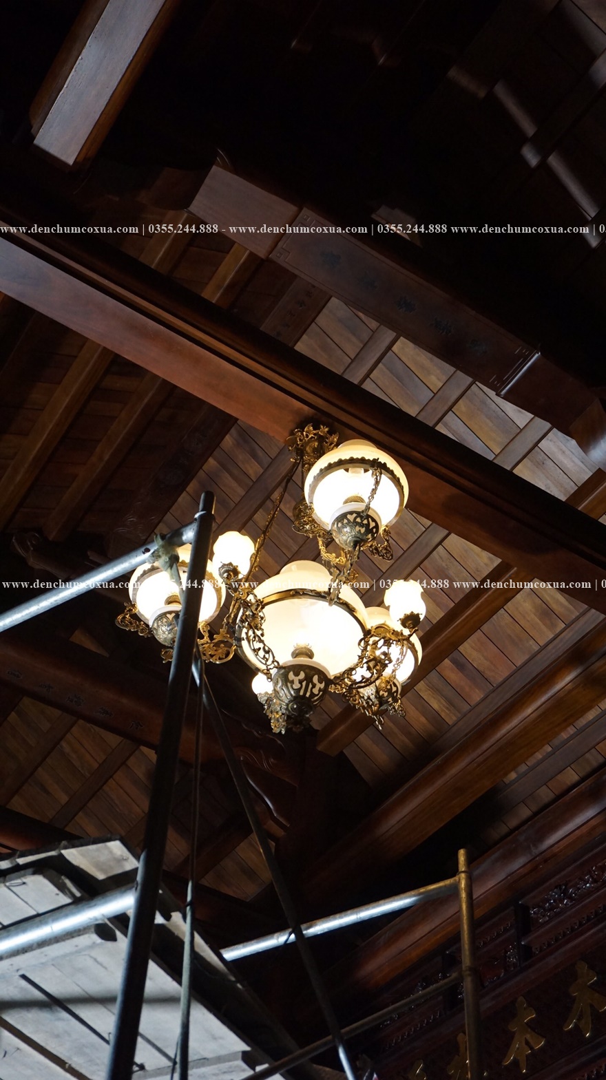 Mẫu nhà gỗ 3 gian 2 tầng tại Hưng Yên: Nổi bật dàn đèn treo 7 ngọn Pháp cổ!