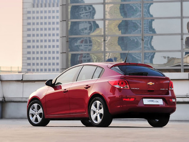 Red Chevrolet Cruze photo