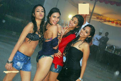 Desi Wet Girls Pictures