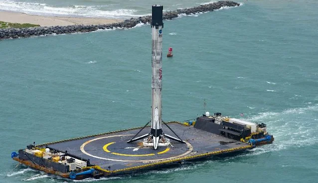 Tahap pertama roket SpaceX Falcon 9 yang meluncurkan misi Demo-2 pada 30 Mei 2020, tiba di Port Canaveral Florida pada 2 Juni 2020. Kredit: SpaceX via Twitter