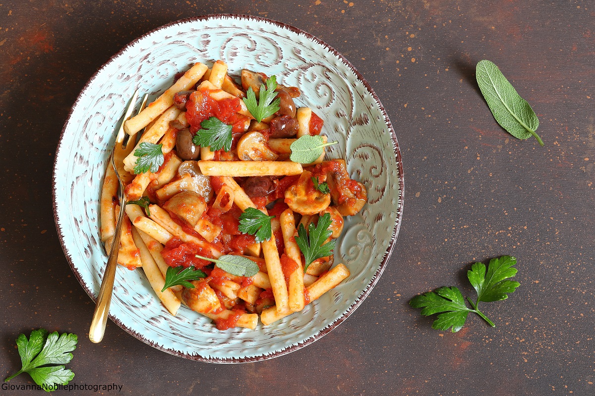 Pasta con sugo di funghi, pomodori e parmigiano