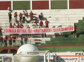 Faixa protesto torcida Vitória arbitragem FBF