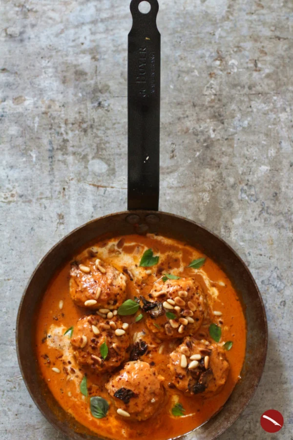 Was ist besser als Marry me Chicken? Marry me Chicken Meatballs! Saftige Hackfleischbällchen aus Hühnerfleisch in cremiger, sahniger Tomaten-Parmesan-Sauce schmecken besser als das Originalrezept! #polpette #meatballs #fleischbällchen #italienisch #tomatensauce #parmesansauce #cheesy #kochen_für_kinder #kochen_für_die_familie #foodblog #arthurstochterkocht #makeleckergreatagain
