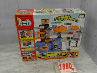 中古品　トミカ　メガアクション　自動車工場　１９９０円