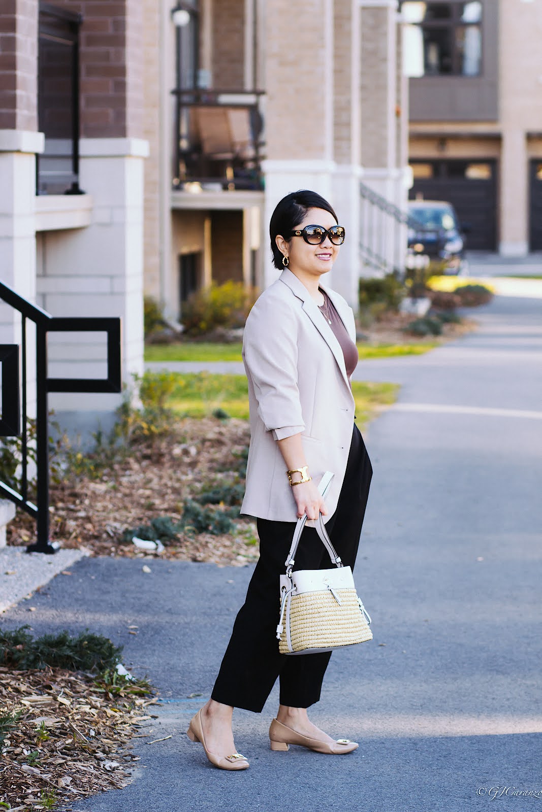 Aritzia Babaton Bodysuit  | Uniqlo Taupe Blazer | Louis Vuitton Reversible Belt | Fall Outfit | Kate Spade Bucket Bag | Petite Fashion | Gucci Sunglasses | Tory Burch Shoes & Bracelet