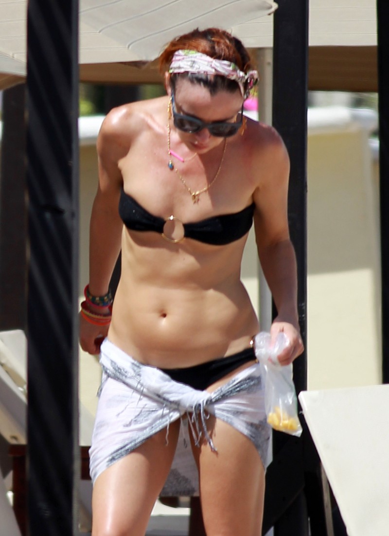 Juliette-Lewis-Wearing-Sexy-Black-Bikini-In-Mexico-01.jpg