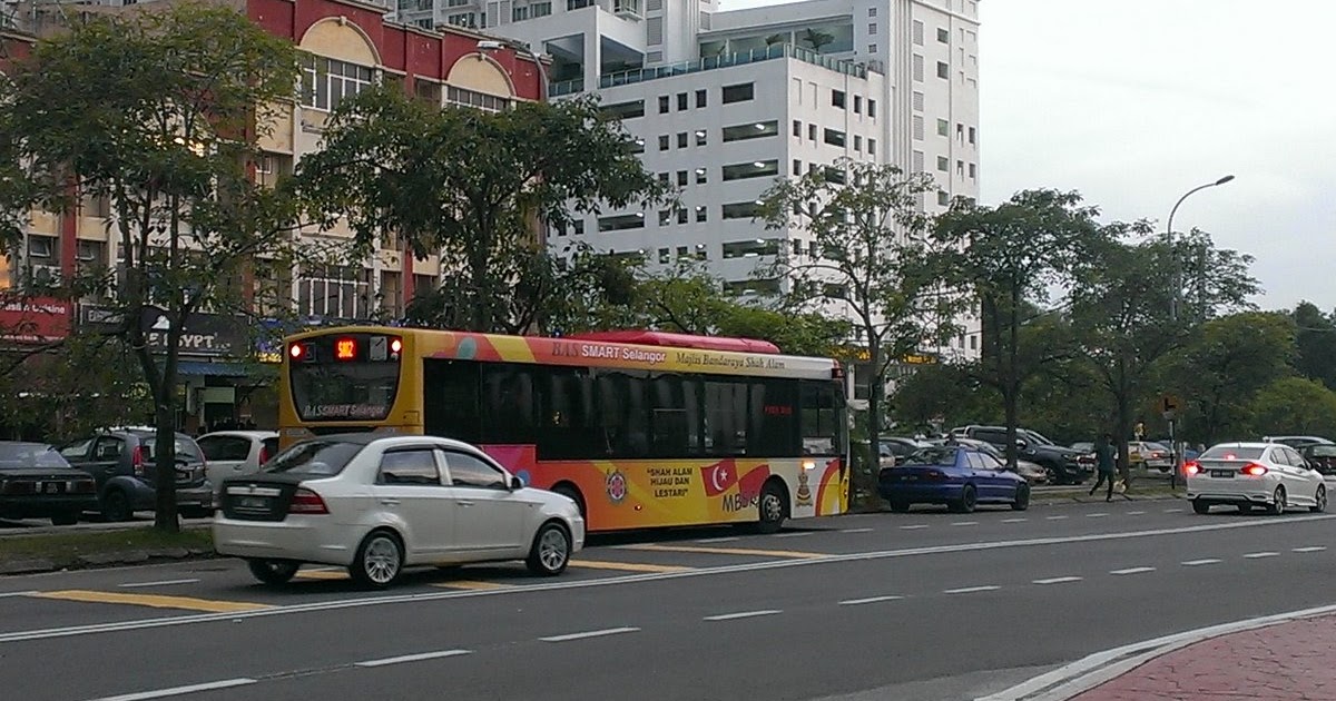Naik Bus di Shah Alam Selangor Malaysia West Borneo Road