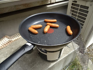 自宅で七輪でウィンナーを焼く