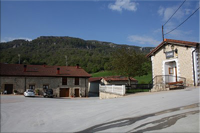 Plaza del pueblo de Andoin