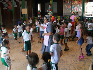 Irmã M. Fatima com os alunos da Pre-Escola Santa Teresinha, Apui / AM